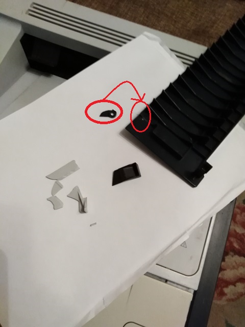 задняя крышка, закрывающая проход бумаги с нижнего лотка, имеет отломанное крепление